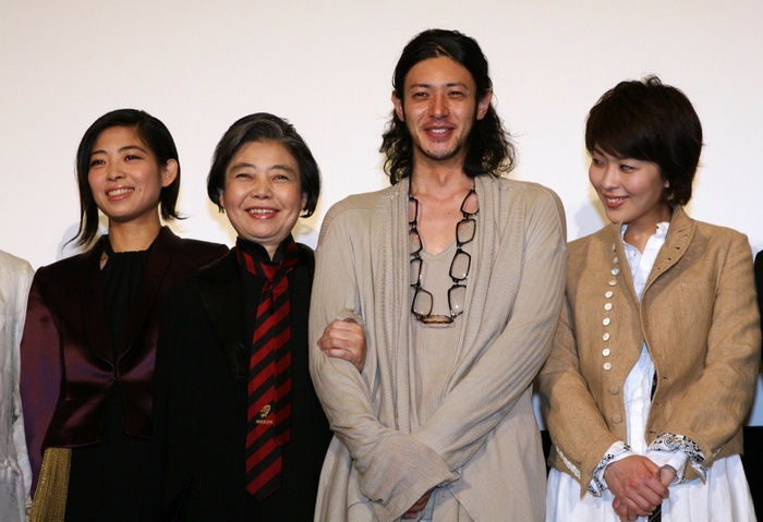Yayako Uchida, Kirin Kiki, Joe Odagiri, Takako Matsu, Apr 14, 2007 : (from left) Yayako Uchida addressing the stage at the opening of the movie 