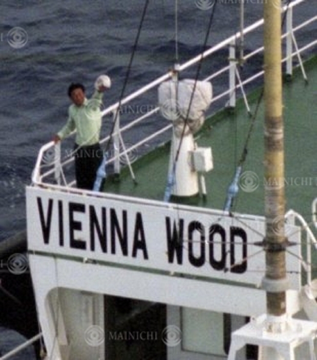 Rescue of Seiji Moroi during a yacht voyage  1994    aerial photo  Seiji Moroi, who was rescued after being lost while sailing his yacht, waves to the plane from the bridge of the Biena Wood, 700 km south of Hachijojima Island, Tokyo, at 5:10 a.m. on June 13, 1994.