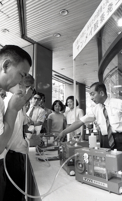 Oxygen Stand  August 10, 1970  August 10, 1970, Tokyo, Japan   Curious customers form lines to inhale highly concentrated oxygen at an oxgen stand in Tokyo.  Photo by Haruyoshi Yamaguchi AFLO  VTY  mis 