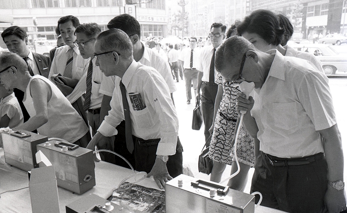 Oxygen Stand  August 10, 1970  August 10, 1970, Tokyo, Japan   Curious customers form lines to inhale highly concentrated oxygen at an oxgen stand in Tokyo.  Photo by Haruyoshi Yamaguchi AFLO  VTY  mis 
