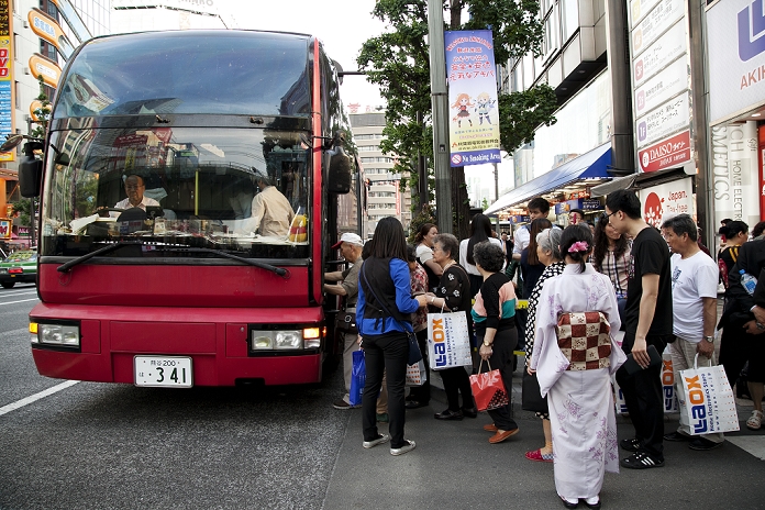 Foreign Visitors to Japan in April Record 1.76 million Foreign visitors shop in Akihabara district area on May 20, 2015, Tokyo, Japan. According to figures from the Japan National Tourism Office a total of 1,764,700 million foreigners visited Japan in April, up 43.3  from the same period last year.  Photo by Rodrigo Reyes Marin AFLO 