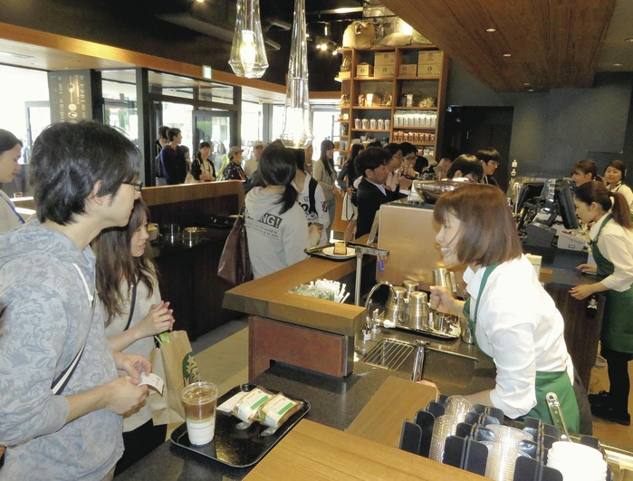 Starbucks Opens First Store in Tottori More than 1,000 people in line The first Starbucks store in Tottori Prefecture was crowded with customers  in Tottori City on March 23 .