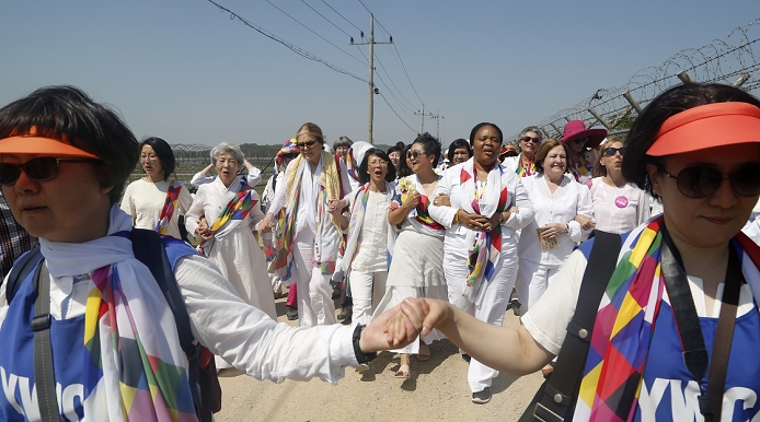 Women activists head to North Korea Crossing the Demilitarized Zone Women Cross DMZ Group, May 24, 2015 : U.S. activist Gloria Steinem  6th R, second row , Nobel Peace Prize laureates Mairead Maguire  2nd R, second row  from Northern Ireland and Leymah Gbowee  3rd R, second row  from Liberia, walk with other activists toward the Imjingak Pavilion from the Unification Bridge along the military fences near the demilitarized zone  DMZ  separating the two Koreas, in Paju, north of Seoul, South Korea. About 30 women activists from around the world crossed the DMZ from North Korea to South Korea on Sunday by bus through the western land route instead of their original plan to walk through the truce village of Panmunjom by accepting Seoul s recommendation, to mark the International Women s Day for Disarmament.  Photo by Lee Jae Won AFLO   SOUTH KOREA 
