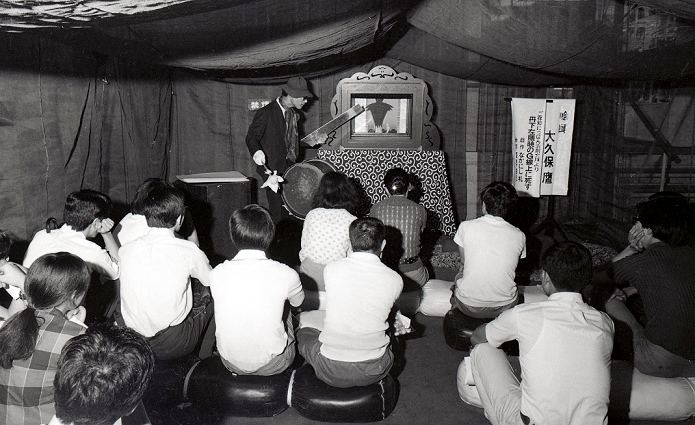 Shuji Terayama s picture story show  July 1970  July, 1970, Tokyo, Japan   People watch picture story show produced by Shuji Terayama.  Photo by Haruyoshi Yamaguchi AFLO  VTY  mis 