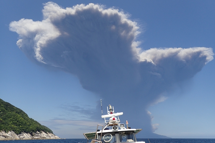  Special Fees Explosive Eruption on Kuchinoerabu Island Residents ordered to evacuate off island May 29, 2015, Kagoshima, Japan   Mount Shindake, a volcano on the southern Japanese island of Kuchinoerabujima, erupted around 10am on Friday morning. Japan s Meteorological Agency issued a level 5 alert at 10:07am, prompting the evacuation of Kuchinoerabujima s 130 140 residents. No injuries or damage were reported in the immediate aftermath. This video shows a scuba diver recording the eruption of Mount Shindake from off the coast of Yakushima Island.