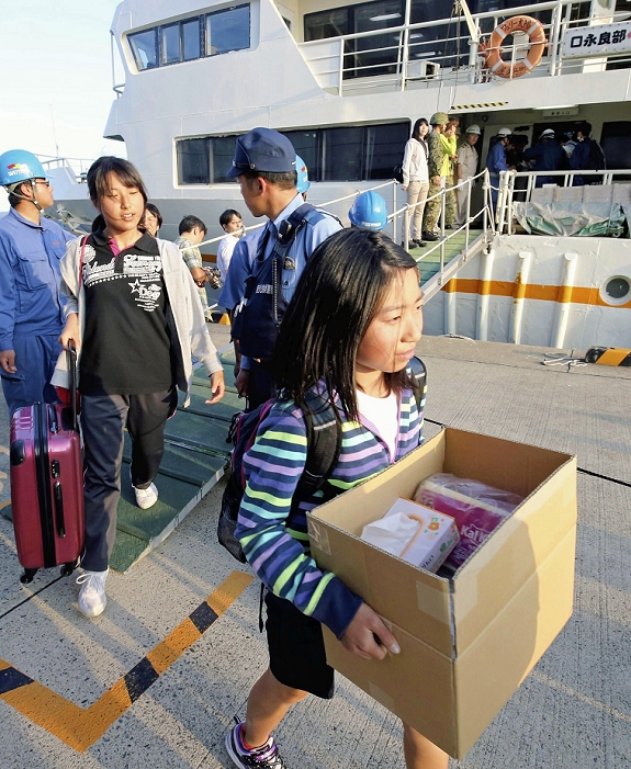 Explosive Eruption on Kuchinoerabu Island Residents ordered to evacuate the island Islanders evacuated from Kuchinoerabu Island by ferry with their belongings at Miyanoura Port in Yakushima Town, Kagoshima Prefecture, at 6:08 p.m. on May 29, 2015  Tokyo Morning Post, page 38 . An explosive eruption occurred at around 9:59 a.m. on the 29th, and 137 islanders evacuated to Yakushima Island, about 12 kilometers away, by boat or other means.  At 10:20 a.m., the town issued an evacuation order for the entire island, and most residents temporarily evacuated to a shelter in Banyagamine in the northwestern part of the island. In the afternoon of the same day, a total of 137 people, including 118 islanders and 19 tourists, left the island by town ferries and Coast Guard patrol boats, and arrived on Yakushima by around 5:30 pm.