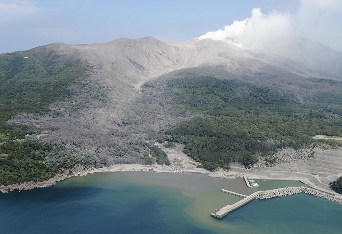 Explosive Eruption on Kuchinoerabu Island Residents ordered to evacuate the island The mountain slopes and sea discolored by the explosive eruption of Shindake  626 meters  on Kuchinoerabu Island, Yakushima Town, Kagoshima Prefecture, at 2:59 p.m. on May 29, 2015  from a Honsha helicopter . An explosive eruption occurred at 9:59 a.m. on May 29 on Shindake  626 meters  on Kuchinoerabu Island in Yakushima Town, Kagoshima Prefecture. According to the Japan Meteorological Agency, the volcanic fumes reached a height of more than 9,000 meters above the crater, and pyroclastic flows flowed out toward the west side of the crater, reaching the coast in the Mukaehama area, about 2 km from the crater. There is a possibility of a magma explosion. The agency raised the eruption alert level from  3  mountain entry restrictions   to  5  evacuation ,  and at 10:20 a.m. the town of Yakushima issued evacuation orders for all islanders.