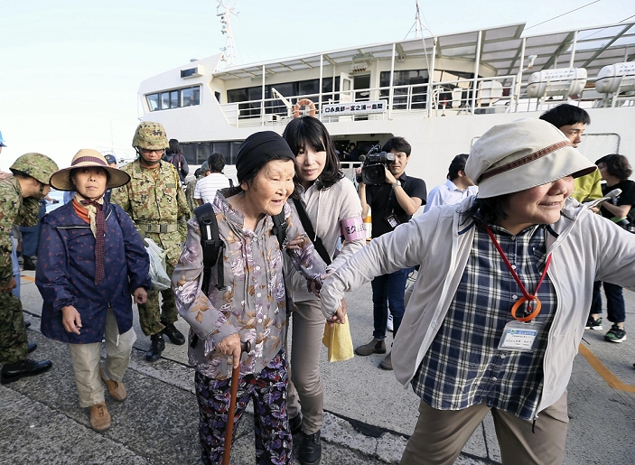 Islanders evacuated to Yakushima after the explosive eruption of Mt. Islanders evacuated from Kuchinoerabu Island to Yakushima by ferry, afternoon of May 29, 2015.  5:55 p.m., May 29, 2015, in Yakushima Town, Kagoshima Prefecture  Page 34, Western Morning Bulletin, May 30 At around 9:59 a.m. on May 29, an explosive eruption occurred at Shindake  6.26 meters  on Kuchinoerabu Island in Yakushima Town, Kagoshima Prefecture. According to the Japan Meteorological Agency  JMA , an explosive eruption of Mt. According to the Japan Meteorological Agency, the plume reached a height of more than 9,000 meters from the crater, and pyroclastic flows flowed toward the west side of the crater and reached the coast of the Mukaehama district, about 2 kilometers away from the crater. It reached the coast of the Mukaehama district, about two kilometers from the crater. There is a possibility of a  magma explosion. At 10:20 a.m., the town of Yakushima raised its five level eruption alert from  3  restricted entry   to  5  evacuation . At 10:20 a.m., the town of Yakushima issued an evacuation order to all islanders.