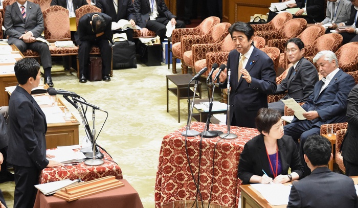Special Committee on Peace and Security Legislation, House of Representatives, discussing the Security Bill Mr. Tsujimoto of the Democratic Party of Japan protests, unconvinced by Prime Minister Abe s answer. Kiyomi Tsujimoto  far left , a Democrat, protests while standing unconvinced after Prime Minister Shinzo Abe  third person in the back  stands in place of Defense Minister Gen Nakatani  far right , who was nominated by the House of Representatives Special Committee on Peace and Security Legislation, in the Diet at 20 Taro Fujii, 11:56 a.m., May 28, 2003 Photo by Taro Fujii