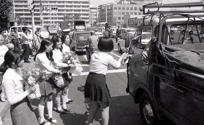 The Postwar Showa Era The  Hana Ippan   Flower Blossom  Movement  September 23, 1970  September 23, 1970, Tokyo, Japan   A driver is presented with a flower in a campaign aiming at eradicating traffic deaths at Tokyo s Ochanomizu.  Photo by Haruyoshi Yamaguchi AFLO  VTY  mis 