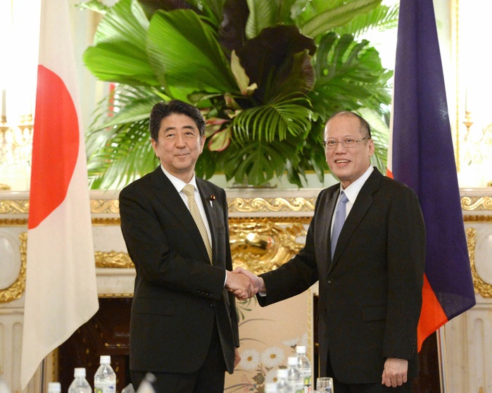 Prime Minister Abe and Philippine President Aquino shake hands before the Japan Philippines summit meeting. Prime Minister Shinzo Abe  left  and President Benigno Aquino shake hands before the summit meeting at the State Guest House in Minato Ward, Tokyo, June 4, 2015, 5:59 p.m. Photo by Ryoichi Mochizuki