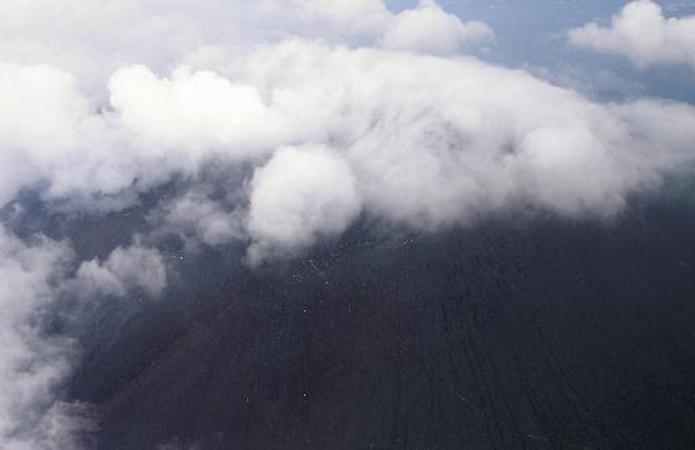 Volcanic Activity Increased at Mt. Alert level raised The eruption alert level was raised to 2 near the summit of Mt. Asama  5:00 p.m., April 11, at the border between Gunma and Nagano prefectures, from the head office helicopter .
