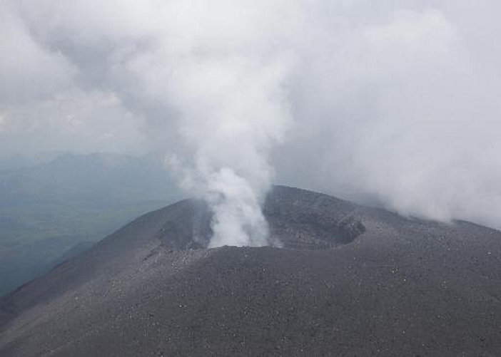 45 volcanic earthquakes at Mt. Asama Active volcanic activity continues Mt. Asama, which has been placed on eruption alert level 2  from the head office helicopter at 11:54 a.m. on March 13 .