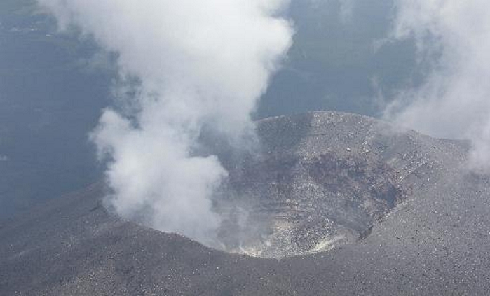 45 volcanic earthquakes at Mt. Asama Active volcanic activity continues Mt. Asama, which has been placed on eruption alert level 2  from the head office helicopter at 11:59 a.m. on March 13 .