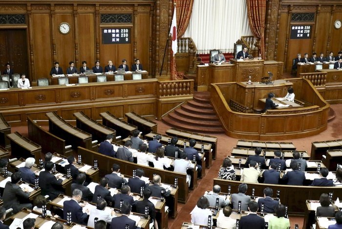 Voting age lowered to 18 Revised Public Office Election Law passed. The amendment to the Public Offices Election Law, which allows  18 year olds to vote,  was unanimously approved and enacted at a plenary session of the upper house of the Diet. At far left in the back row is Minister of Internal Affairs and Communications Takaichi  at the Diet at 10:50 a.m. on March 17 .