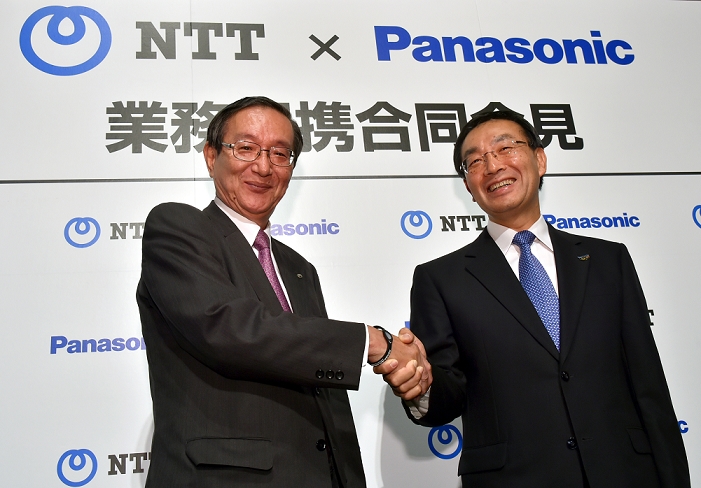 Panasonic and NTT Form Alliance 3D Video Distribution for Tokyo Olympics June 17, 2015, Tokyo, Japan   Presidents Kazuhiro Tsuga, right, of Panasonic and Hiroo Unoura of NTT shake hands after announcing buisiness tie up during a news conference in Tokyo on Wednesday, June 17, 2015. The two Japanese companies will join to develop next generation information systems ahead of the 2020 Tokyo Olympics, including 3 D video distribution systems for broadcasting sports events. Panasonic s technologies for shooting and processing 3 D video will be combined with NTT s high speed communications technologies.  Photo by Natsuki Sakai AFLO  AYF  mis 