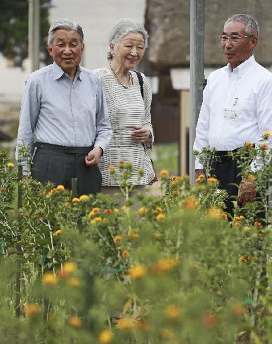 Their Majesties visit Miyagi and Yamagata Fifth private trip Their Majesties the Emperor and Empress viewing safflower cultivation at the Safflower Museum in Kahokucho, Yamagata Prefecture, at 2:34 p.m. on March 18.