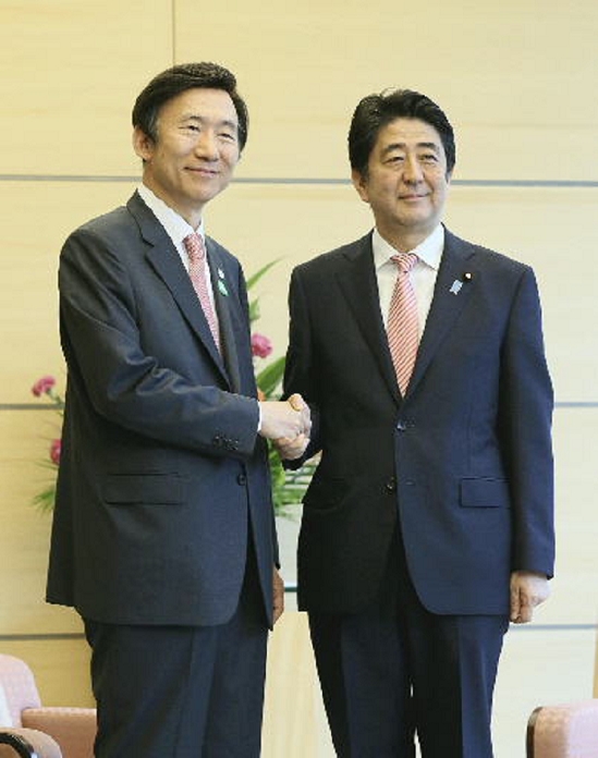 South Korean Foreign Minister Visits Japan Meeting with Prime Minister Abe South Korean Foreign Minister Yun Byung se pays a courtesy call on Prime Minister Abe  right  at the Prime Minister s Office at 11:16 a.m. on April 22.