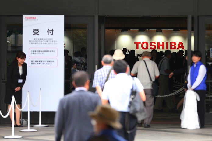 Toshiba Holds Shareholders  Meeting Apologizes for improper accounting June 25, 2015, Tokyo, Japan   People attend Toshiba Corp.  s annual shareholder s meeting in Tokyo on June 25, 2015. Toshiba President Hisao Tanaka apologized to investors for an accounting scandal that had seen the company withdraw earnings forecasts and cancel year end dividends earlier this year.  Photo by AFLO 