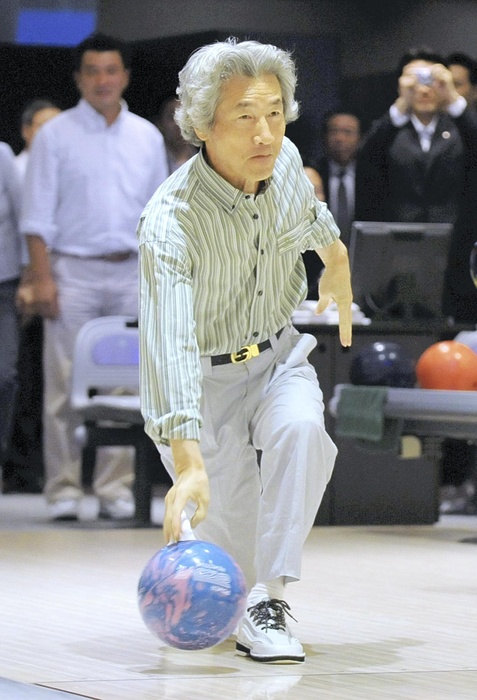 Junichiro Koizumi  August 14, 2008   Former Prime Minister Junichiro Koizumi  left  enjoys bowling with members of the LDP Parliamentarians for Bowling Promotion, for which he serves as chief advisor.  Photo taken on August 14, 2008 in Minato Ward, Tokyo.