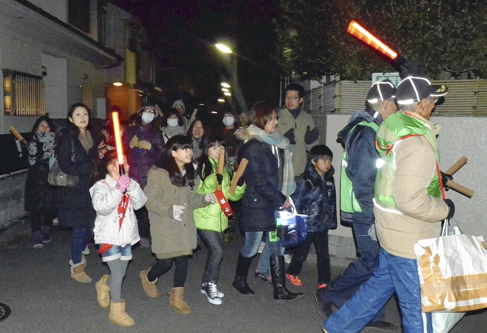 watch out for fire Participants parade through a residential area with red lanterns and clappers in their hands  7:33 p.m., March 28, Suwa machi, Higashimurayama City .