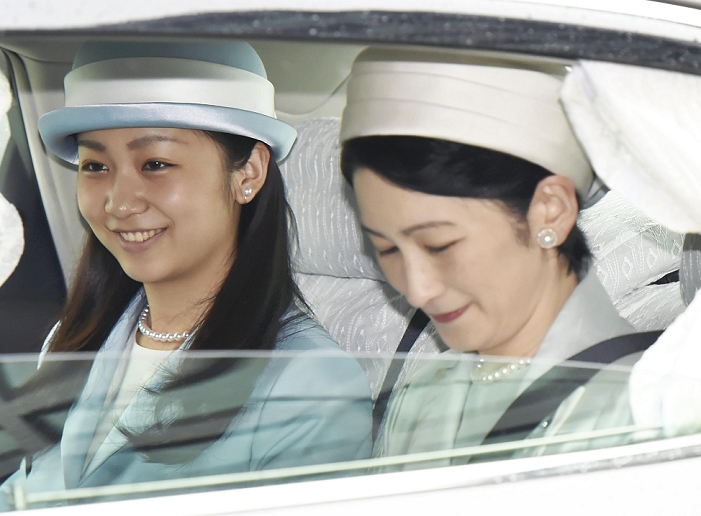 Empress  Umbrella Jubilee  Concert Princess Kako also attends Princess Noriko Akishino and her second daughter Kako enter the Imperial Palace to attend a Western music concert in celebration of the Emperor s Umbrella Jubilee  2:08 p.m., June 26 .