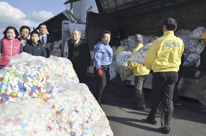 eco cap Ecocaps being piled on a truck    at 3:35 p.m. on March 29 at the Yomiuri Minyu Building in Yanagimachi, Fukushima   Photo by Keiji Ohara Plastic bottle caps being piled on a truck    on March 29 at the Yomiuri Minyu Building in Yanagimachi, Fukushima 