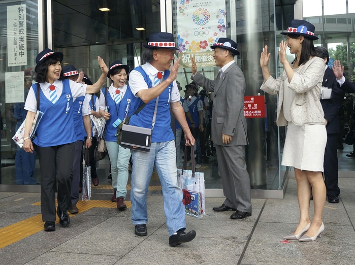 Omotenashi Tokyo Guiding foreign tourists Members of  Omotenashi Tokyo  departing from the Tokyo Metropolitan Government Office, escorted by Ms. Kyoko Iwasaki  right  and Governor Masuzoe. On January 19, the  Omotenashi Tokyo  volunteer tourism group started its activities, calling out to foreign tourists and guiding them around town. Thirty eight people in blue and white uniforms departed from the Tokyo Metropolitan Government Building in Shinjuku Ward toward Shinjuku and Ueno Stations. 2015. Photo taken June 19. Published in the morning edition of the Tokyo Metropolitan Government on June 20 of the same month.