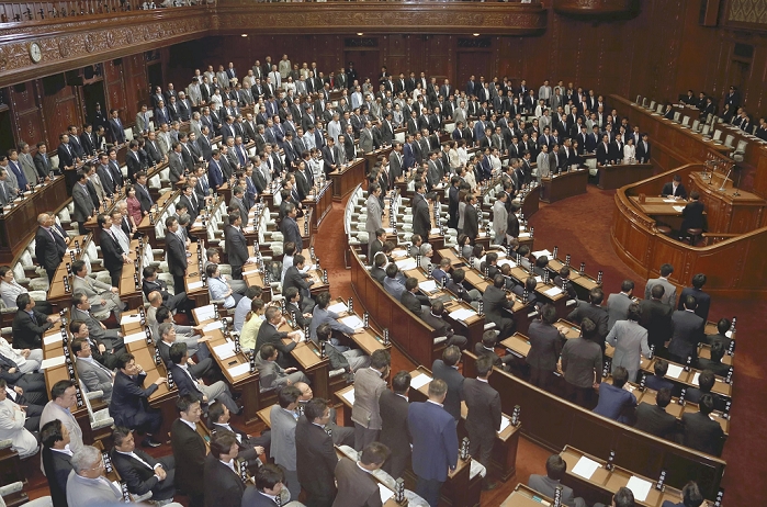 The plenary session of the House of Representatives passed the revised Public Election Law by a majority vote while Komeito and other parties were seated and opposed. A plenary session of the House of Representatives that passed and enacted the revised Public Offices Election Law to correct the  one vote disparity  in the Upper House election by a majority vote, while Komeito and other parties were seated and opposed. At the Diet. photo taken July 28, 2015. Published in the evening edition the same day. The revised Public Offices Election Law was passed and enacted at a plenary session of the House of Representatives on the afternoon of July 28 with a majority of votes from the Liberal Democratic Party, the Restoration Association, and the Next Generation Party, among others, for a  10 increase, 10 decrease  system that includes  two combined constituencies  for the Upper House election, combining the constituencies of Tottori and Shimane, and Tokushima and Kochi. The new system will be applied from next summer s Upper House election, along with the lowering of the voting age to 18 or older. This is the first time since the establishment of the House of Councillors that prefectural constituencies will be combined.