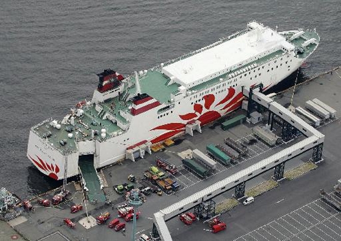 Ferry fire at Nanko, fire broke out inside the chimney while the ferry was docked   Osaka City  aerial photo  2009 Fire in the chimney section of the  Sunflower Aibori   9:31 a.m., July 26, 2009, in Suminoe Ward, Osaka City, from the head office helicopter .