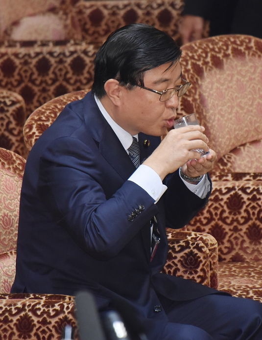 Aide Isozaki apologizes for remarks by a special committee member of the House of Councillors. August 3, 2015, Tokyo, Japan   Yosuke Isozaki, a senior adviser to Japanese Prime Minister Shinzo Abe, takes a drink of water before testifying at a House of Councillors special panel on security legislation in Tokyo on Monday, August 3, 2015. Isozaki said recently that the legality of the contentious security bills currently being deliberated in the upper house was unimportant as was their consistency with the Constitution. His comment infuriated the opposition camp, which is now demanding his resignation.  Photo by Natsuki Sakai AFLO  AYF  mis 