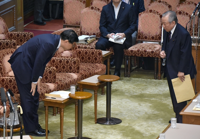 Aide Isozaki apologizes for remarks by a special committee member of the House of Councillors. August 3, 2015, Tokyo, Japan   Yosuke Isozaki, left, a senior adviser to Japanese Prime Minister Shinzo Abeis, bows to Yoshitada Konoike, chairman of the House of Councillors special panel on security legislation, as Isozaki is summoned as an unsworn witness by the panel in Tokyo on Monday, August 3, 2015. Isozaki said recently that the legality of the contentious security bills currently being deliberated in the upper house was unimportant as was their consistency with the Constitution. His comment infuriated the opposition camp, which is now demanding his resignation.  Photo by Natsuki Sakai AFLO  AYF  mis 