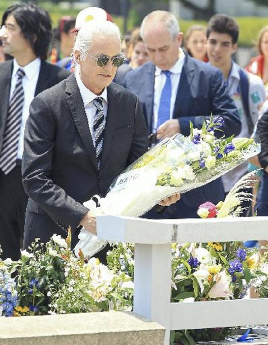 Mr. Jimmy Page. Visits Hiroshima for the first time in 44 years Guitarist Jimmy Page offers flowers to the Cenotaph for the Atomic Bomb Victims at Peace Memorial Park in Naka Ward, Hiroshima, on March 30.