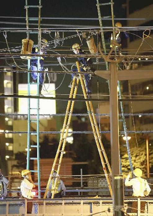 Keihin Tohoku Line overhead wire breakage Metropolitan area timetable disrupted Workers restoring a problem with a cut overhead wire at 11:10 p.m. on April 4 in Yokohama s Nishi Ward.