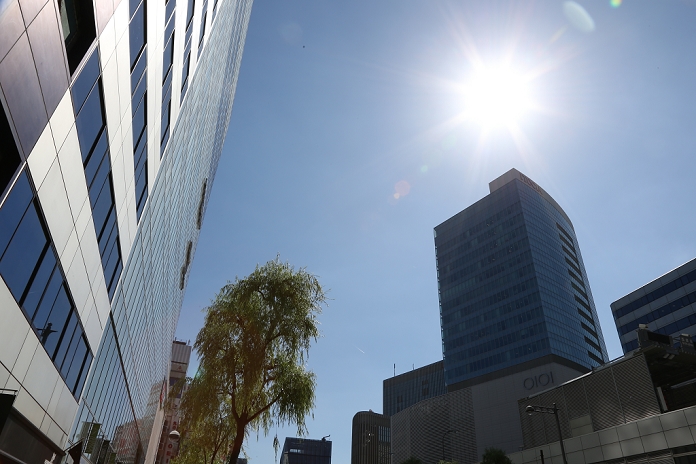 Sixth consecutive hot day in Tokyo Longest Record Set August 5, 2015, Tokyo, Japan   The scorching sun shine in Tokyo s Ginza shopping district on August 5, 2015. Tokyo records 35 degrees Celsius  95 degrees Fahrenheit  for a record sixth straight day since July 31.  Photo by AFLO 