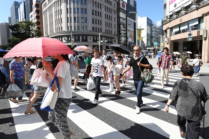 Sixth consecutive hot day in Tokyo Longest Record Set August 5, 2015, Tokyo, Japan   People walk in Tokyo s Ginza shopping district under the scorching sun on August 5, 2015. Tokyo records 35 degrees Celsius  95 degrees Fahrenheit  for a record sixth straight day since July 31.  Photo by AFLO 