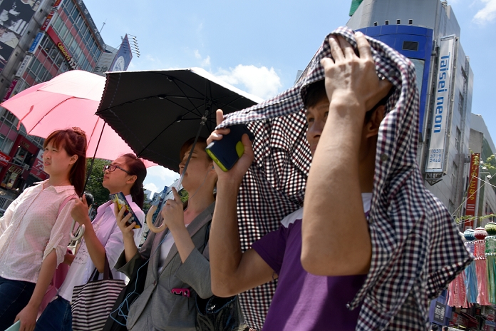 Tokyo Metropolis Experiences Seventh Consecutive Day of Extreme Heat Longest Record in Observation History August 6, 2015, Tokyo, Japan   Tokyo endures the longest heat wave ever recorded on Thursday, August 6, 2015. The temperature reaches 35.1 degrees Celsius before noon Thursday, marking the seventh consecutive day of highs at or above 35 C.  Photo by Natsuki Sakai AFLO  AYF  mis 