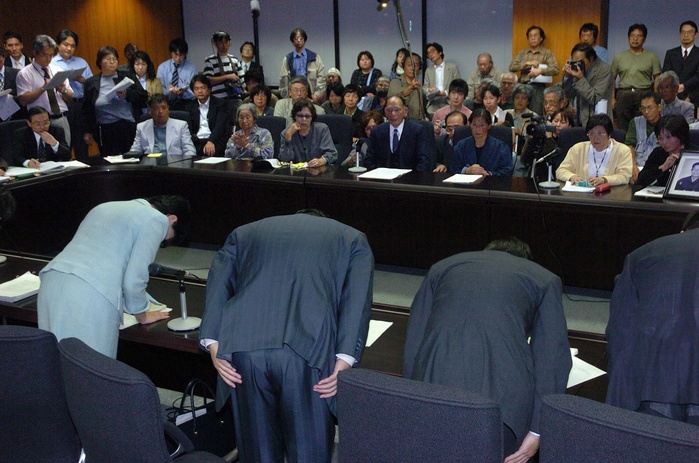 Minamata Disease Litigation in Kansai Minister of the Environment Koike bows to the plaintiffs Forty five unrecognized Minamata disease patients  including deaths  who moved from the Shiranui Sea coast of Kumamoto and Kagoshima prefectures to the Kansai region and their bereaved families sought a total of approximately 118 million yen in damages from the national government and Kumamoto Prefecture. The appeal of the  Kansai Minamata Disease Lawsuit  was heard by the Supreme Court and the plaintiffs sought a total of approximately 118 million yen in damages. Environment Minister Yuriko Koike  far left  and senior officials bow to the plaintiffs  back  after the Supreme Court decision. Photo taken on October 15, 2004 at the Ministry of the Environment, Tokyo. Caution