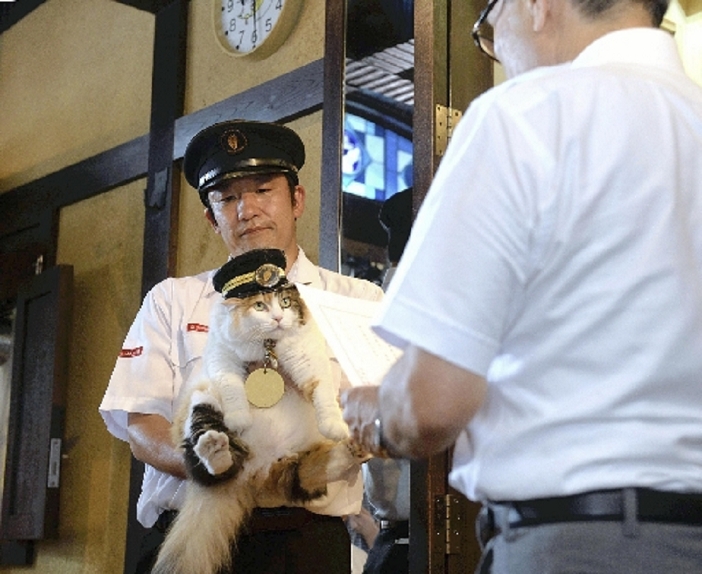 Nitama, the cat that succeeded  Tama Station Chief Nitama  was inaugurated as the station chief. Nitama receives a letter of appointment as Kishi Station Manager from Wakayama Electric Railway President Kojima  right  in Kinokawa City, Wakayama Prefecture, on the morning of November 11.