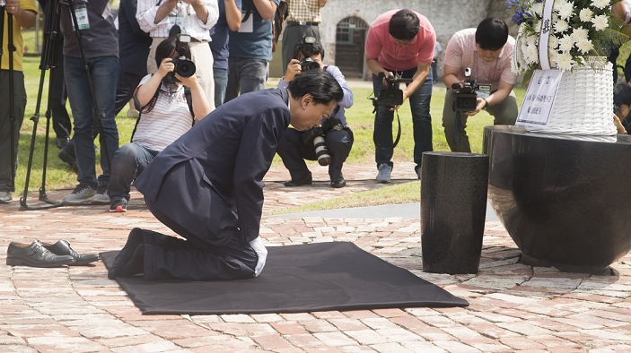 Former Prime Minister Hatoyama Visits Korea Flowers Offered at Seodaemun Prison History Hall Yukio Hatoyama, Aug 12, 2015 : Japan s former Prime Minister Yukio Hatoyama bows in front of a memorial stone during his visit to the Seodaemun Prison History Hall in Seoul, South Korea. The Seodaemun Prison History Hall was a prison where Japan had imprisoned Korean fighters for independence during Japan s colonial rule of Korea from 1910 1945.  Photo by Lee Jae Won AFLO   SOUTH KOREA 