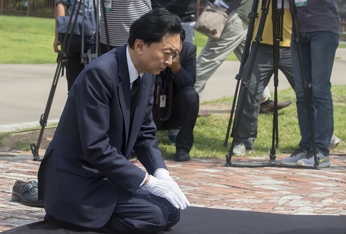Former Prime Minister Hatoyama Visits Korea Flowers Offered at Seodaemun Prison History Hall Yukio Hatoyama, Aug 12, 2015 : Japan s former Prime Minister Yukio Hatoyama bows in front of a memorial stone during his visit to the Seodaemun Prison History Hall in Seoul, South Korea. The Seodaemun Prison History Hall was a prison where Japan had imprisoned Korean fighters for independence during Japan s colonial rule of Korea from 1910 1945.  Photo by Lee Jae Won AFLO   SOUTH KOREA 