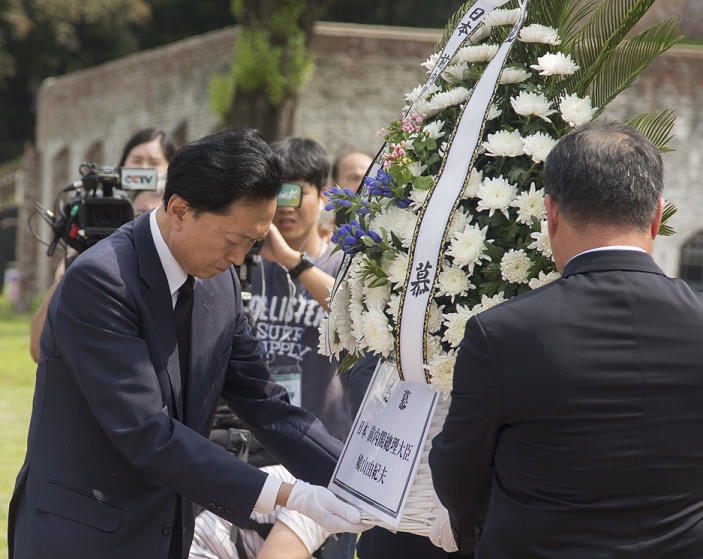 Former Prime Minister Hatoyama Visits Korea Flowers Offered at Seodaemun Prison History Hall Yukio Hatoyama, Aug 12, 2015 : Japan s former Prime Minister Yukio Hatoyama  L  lays a wreath in front of a memorial stone during his visit to the Seodaemun Prison History Hall in Seoul, South Korea. The Seodaemun Prison History Hall was a prison where Japan had imprisoned Korean fighters for independence during Japan s colonial rule of Korea from 1910 1945.  Photo by Lee Jae Won AFLO   SOUTH KOREA 