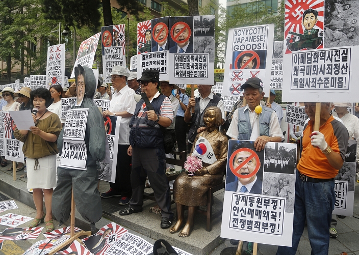 Japan Announces Statement on the 70th Anniversary of the End of World War II Demonstration in front of the Japanese Embassy in Seoul Anti Japan protest, Aug 15, 2015 : Anti Japanese government protesters attend a rally near the Japanese embassy in Seoul, South Korea. Hundreds of anti Japan protesters from conservative and anti North Korea civic groups, attended the rally in front of the embassy as they commemorate the 70th anniversary of Korea s independence from Japan s 1910 45 colonial rule. The Liberation Day falls on August 15.  The Peace Monument symbolizing Korean sex slaves forced to service the Japanese Army during the Second World War is seen in the center of the picture.   Photo by Lee Jae Won AFLO   SOUTH KOREA 