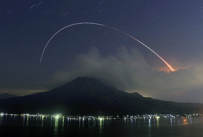 KOUNOTORI Successfully Launched Supply to ISS The light trail of H2B Launch Vehicle No. 5 seen from Kagoshima City overlooking Sakurajima  bottom   afternoon of August 19  7 minute exposure from 8:50 a.m. on the 19th  photo by Koki Kataoka 