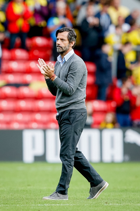 Premier League Quique Flores  Watford , AUGUST 23, 2015   Football   Soccer : Watford manager Quique Flores applauds the fans at the final whistle during the Barclays Premier League match between Watford and Southampton at Vicarage Road in Watford, England.  UK OUT   Photo by AFLO 