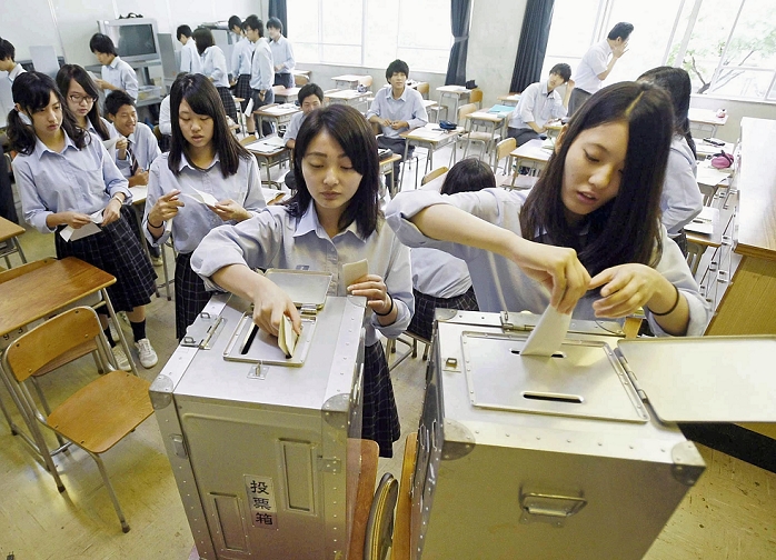 Voting rights for 18 year olds High school students who cast mock ballots in class in Nagareyama City, Chiba Prefecture. The revised Public Offices Election Law was enacted to expand suffrage for the first time in 70 years. The revised Public Offices Election Law, which lowers the voting age from 20 to 18, was unanimously approved and enacted at a plenary session of the House of Councillors on the morning of January 17. High school students casting a mock ballot in class. Photo taken June 17, 2015, in Nagareyama City, Chiba Prefecture.