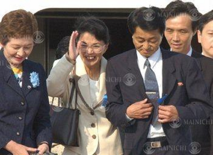 North Korean Kidnapped Victims Return to Japan  October 15, 2002  Tomikie Hamamoto  center left , Yasushi Jimura  right , and Kaoru Hasuike  back right  wave to their families who greeted them upon their return to Japan after 24 years. At the far left is Mr. Nakayama, a counselor at Haneda Airport at 2:32 p.m. on March 15.
