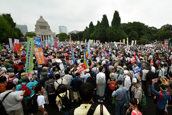Demonstration against the Security Law Tens of thousands gathered in front of the Diet August 30, 2015, Tokyo, Japan  Tens of thousands of protesters carry signs expressing opposition to the government sponsored national security related bills being deliberated in the Diet during a mass demonstration in the drizzling rain in the heart of Tokyo on Sunday, August 30, 2015.  Photo by Natsuki Sakai AFLO  AYF  mis 