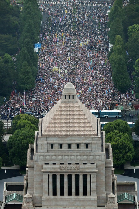 Demonstration against the Security Law Tens of thousands gathered in front of the Diet A large number of people fill the road in front of the main gate of the National Diet during a rally against the security related bills.