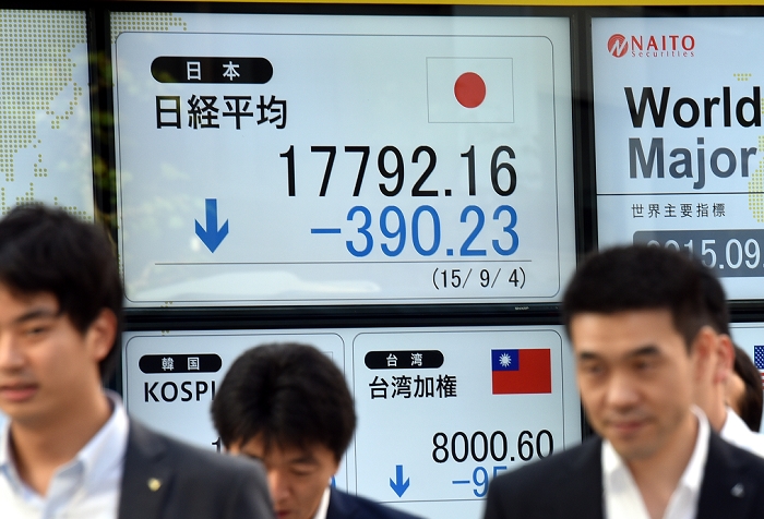 Nikkei 225 falls back Lowest in 7 months September 4, 2015, Tokyo, Japan   Japanese stocks drops sharply on the Tokyo Stock Exchange market on Friday, September 4, 2015. The 225 issue Nikkei Stock Average shed 390.23 points to 17,729.16, its lowest closing level since February 10.  Photo by Natsuki Sakai AFLO  AYF  mis 